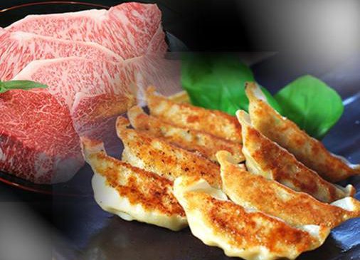 神戶牛肉和神戶豬肉餃子烤熟